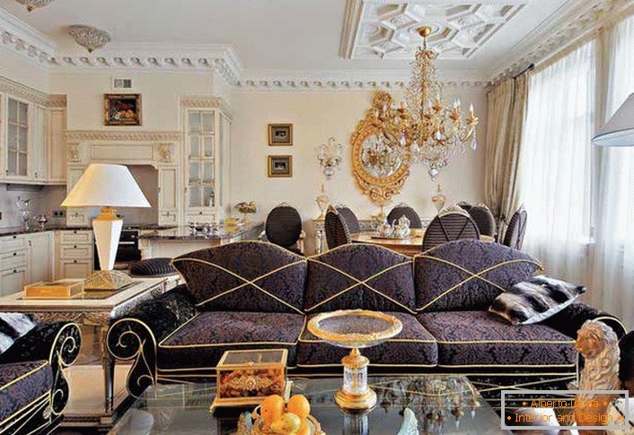 Pompézní obývací pokoj ve stylu eklektiky s převládajícími prvky barokního stylu. 