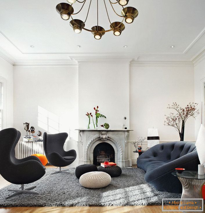 Laconický interiér obývacího pokoje ve stylu eklektiky. Jednoduchost, rozměry, styly v jednom detailu. 