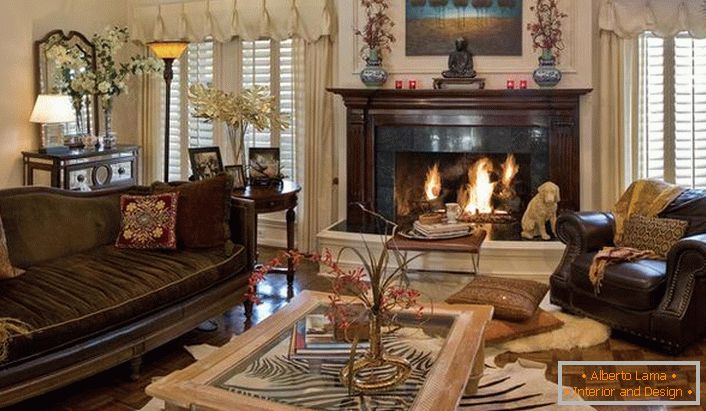 Styl je v luxusním, prostorném obývacím pokoji eklektický. Interiér s velkým krbem vypadá pompézně a draho.