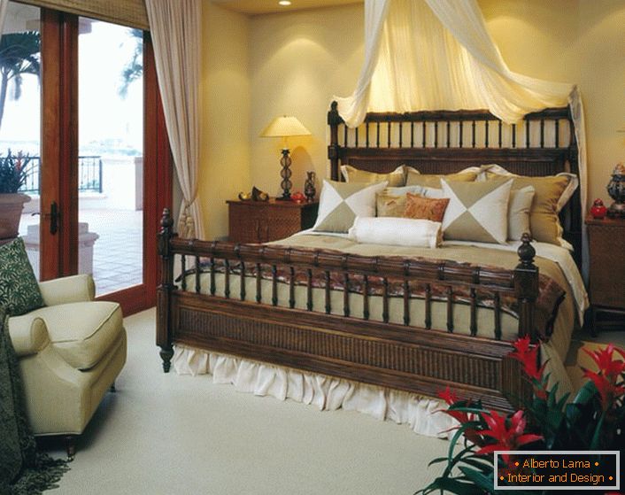 Luxusní ložnice v ložnici ve stylu eklektiky. Baldachin nad postelí, světelné záclony na dveřích vedoucích k verandě dělají pokoj útulný a romantický. 