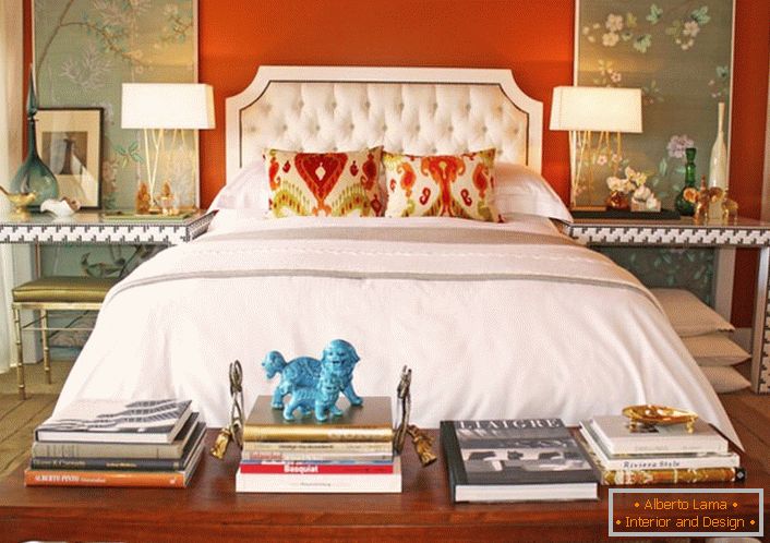 Jasný interiér v eklektickém stylu pro ložnici. Rozměrová šedá v úloze je úspěšně kombinována s kontrastní oranžovou barvou.
