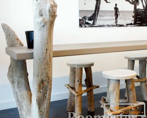 Stoličky a stůl s nohama ze stromových kmenů
