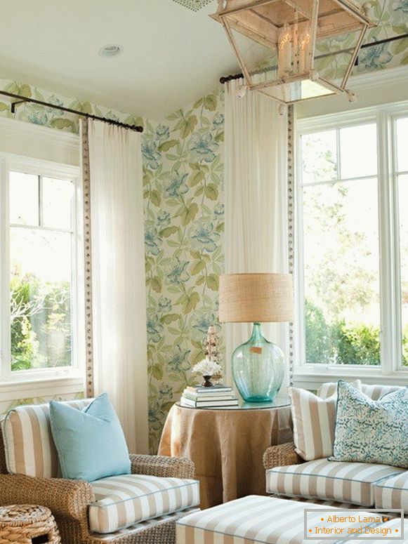 Obývací pokoj s dvojitými okny v ekologickém stylu