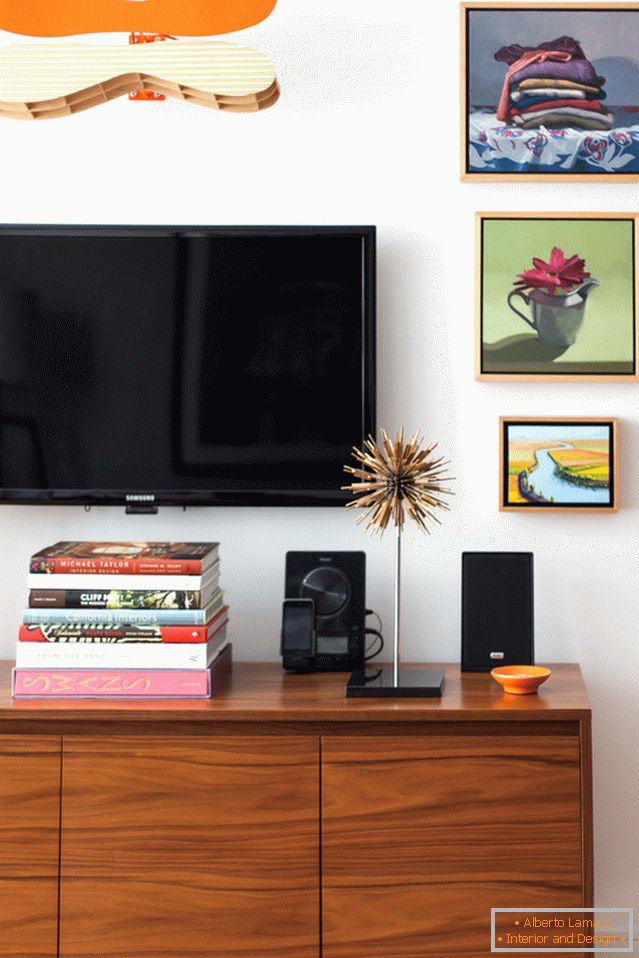 Televize nad konzolí v obývacím pokoji malého bytu v San Franciscu
