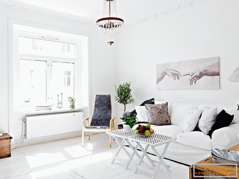 Interiér moderního obývacího bytu ve Švédsku