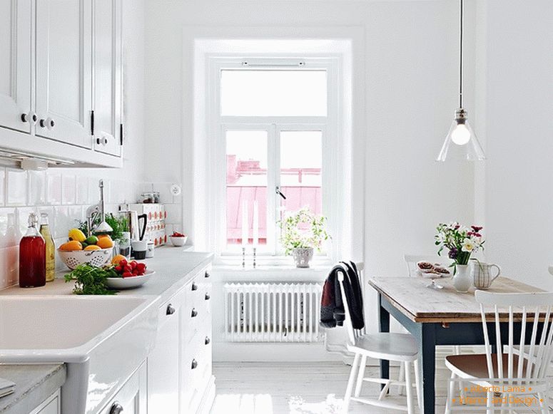 Interiér moderních kuchyňských apartmánů ve Švédsku