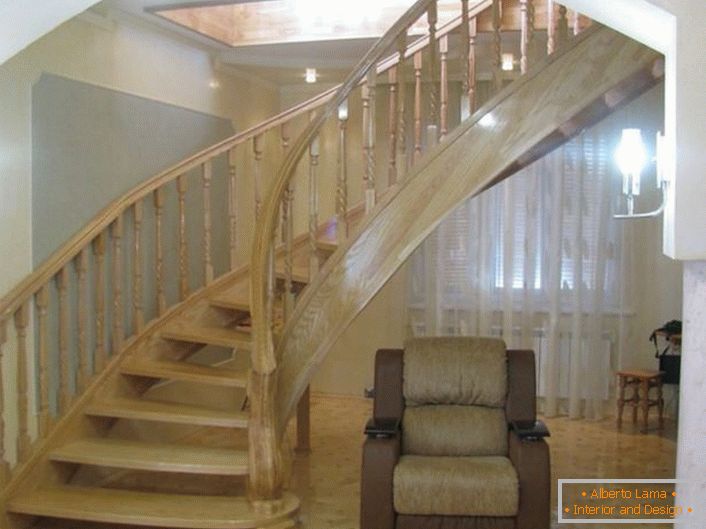 Elegantní schodiště s originálním designem. Návrh schodiště je vyroben z dubu vzácného světla.