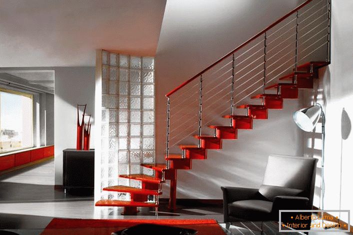 Elegantní příklad schodů pro interiér domu ve stylu high-tech. Pokud si přejete, můžete dát další podporu uprostřed rozpětí.