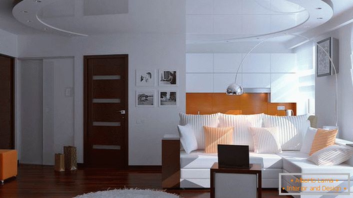 Obývací pokoj v moderním stylu v obyčejném městském bytě v Moskvě. Interiér není přeplněný zbytečnými detaily.