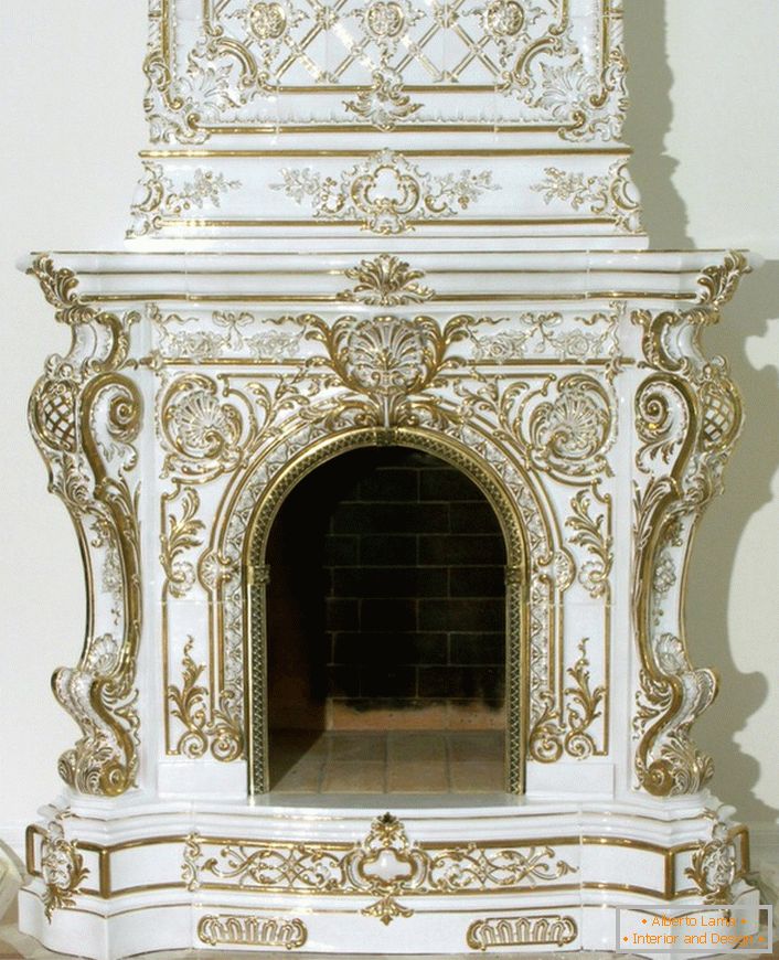 Velkolepý kachlový krb v barokním stylu je zdoben zlatými prvky dekorace. 