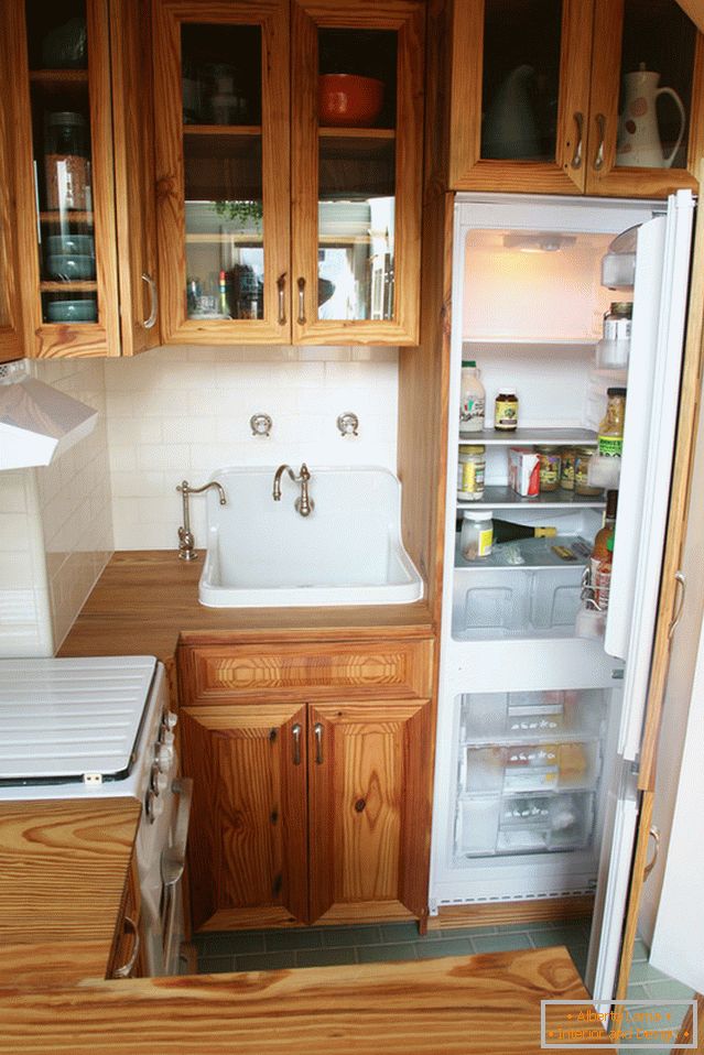 Úzká chladnička v kuchyni