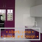 Návrh bílé a fialové kuchyně s oknem