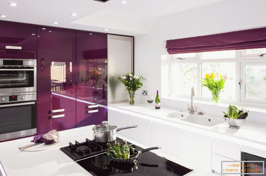 Návrh prostorné fialově bílé kuchyně