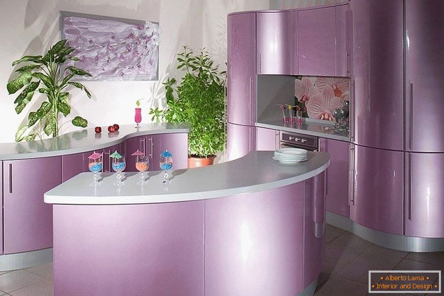 Neobvyklý design fialové kuchyně