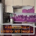 Návrh malé fialové kuchyně с цветочными вставками