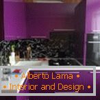 Fialová barva v designu malé kuchyně