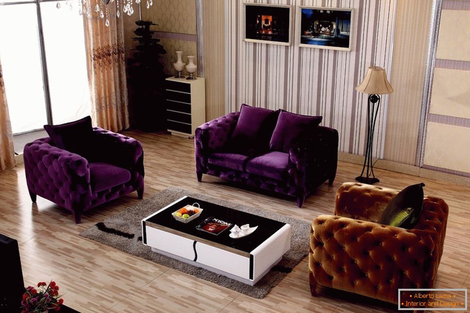 Fialový čalouněný nábytek v obývacím pokoji