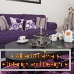 Útulný interiér obývacího pokoje v fialovém nábytku