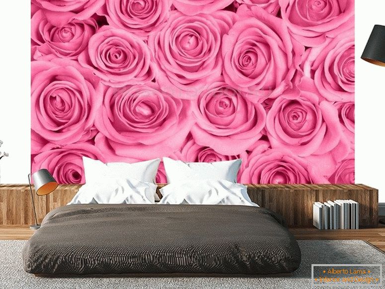 Jasné růže na zdi v ložnici