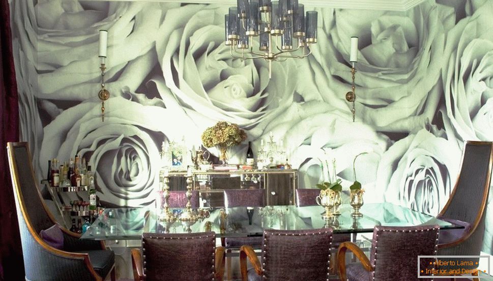 Dekorace stěny s růží v jídelně