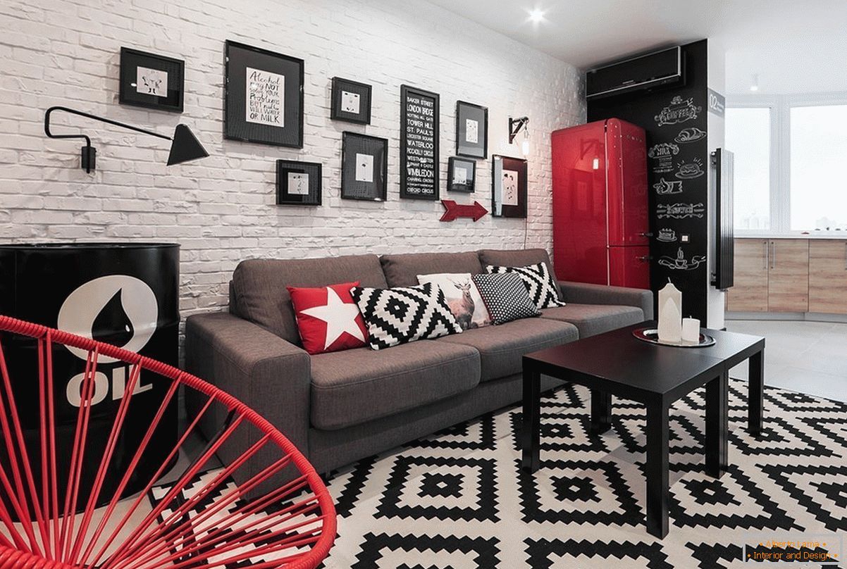 Červené dekorace prvky v černé a bílé studio apartmán