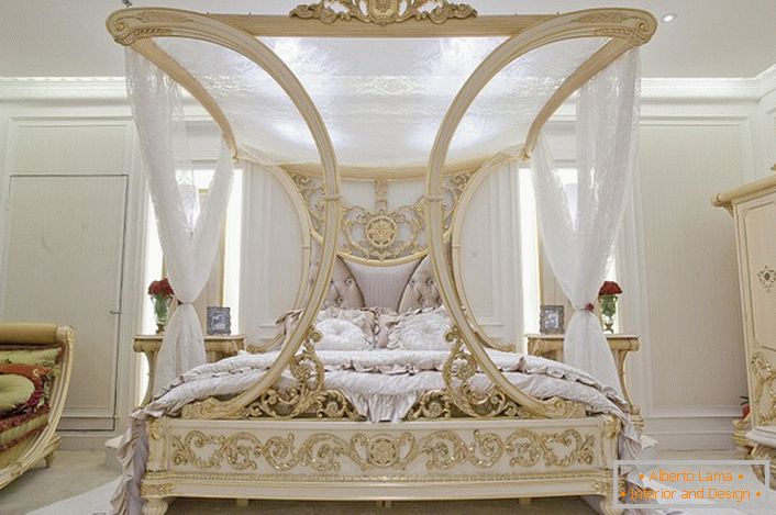 Luxusní baldachýn v ložnici v barokním stylu. Vynikající projekt pro rodinnou ložnici.
