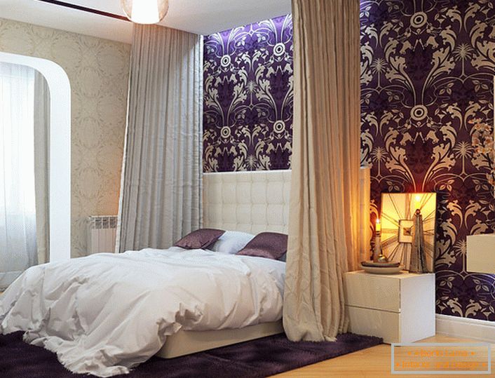 Baldahin, namontovaný ve stropě, dokonale kombinovaný s přísnou postelí v secesním stylu.