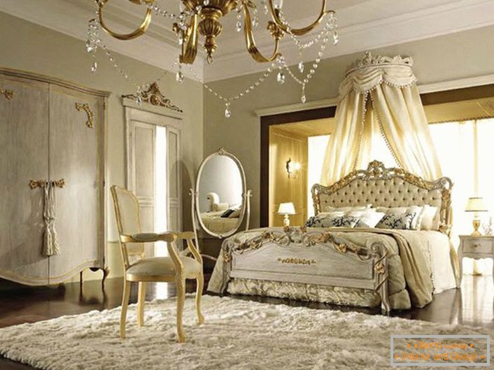 Baldakhin nad postelí byl odstraněn za hlavou. Měkké béžové odstíny úspěšně splynou se zlatými prvky dekoru.
