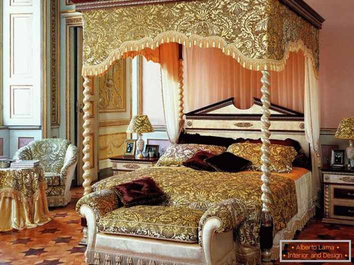Elegantní prostorná ložnice s baldachýnem nad postelí.