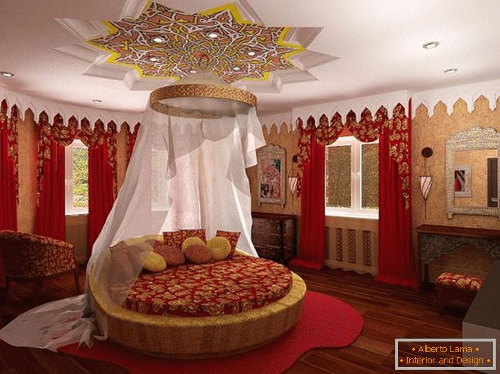 Ve středu kompozice je kulaté lůžko pod vrchlíkem. Pozor přitahuje strop, který je zajímavě zdobený přes postel.