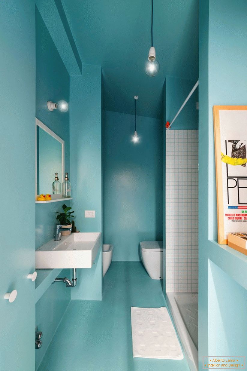 Vnitřní koupelna v tyrkysové barvě