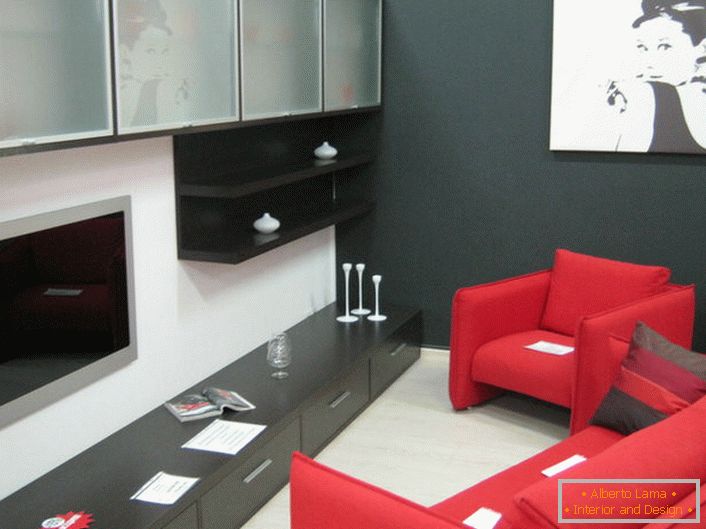Klasický nábytek pro původní obývací pokoj - lakonické formy čalouněného nábytku (módní červená barva) a závěsné skříně s matným sklem. 