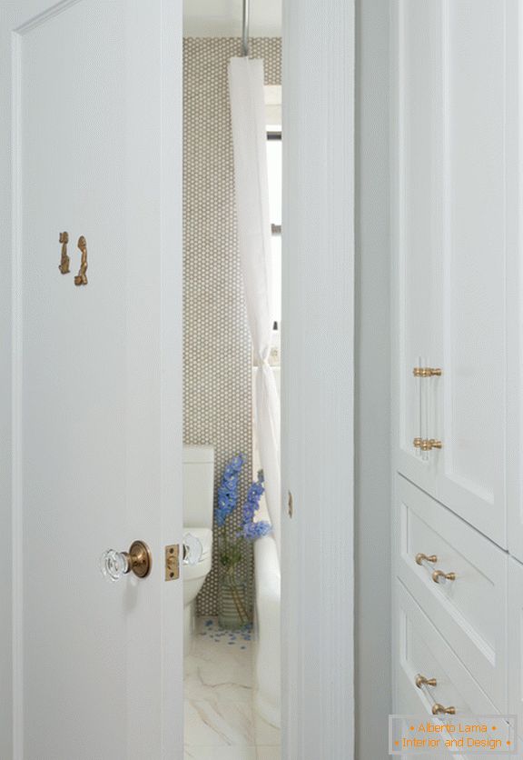 Bílé dveře do koupelny s mramorovou podlahou