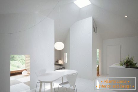 Interiér malého soukromého domu v bílé barvě