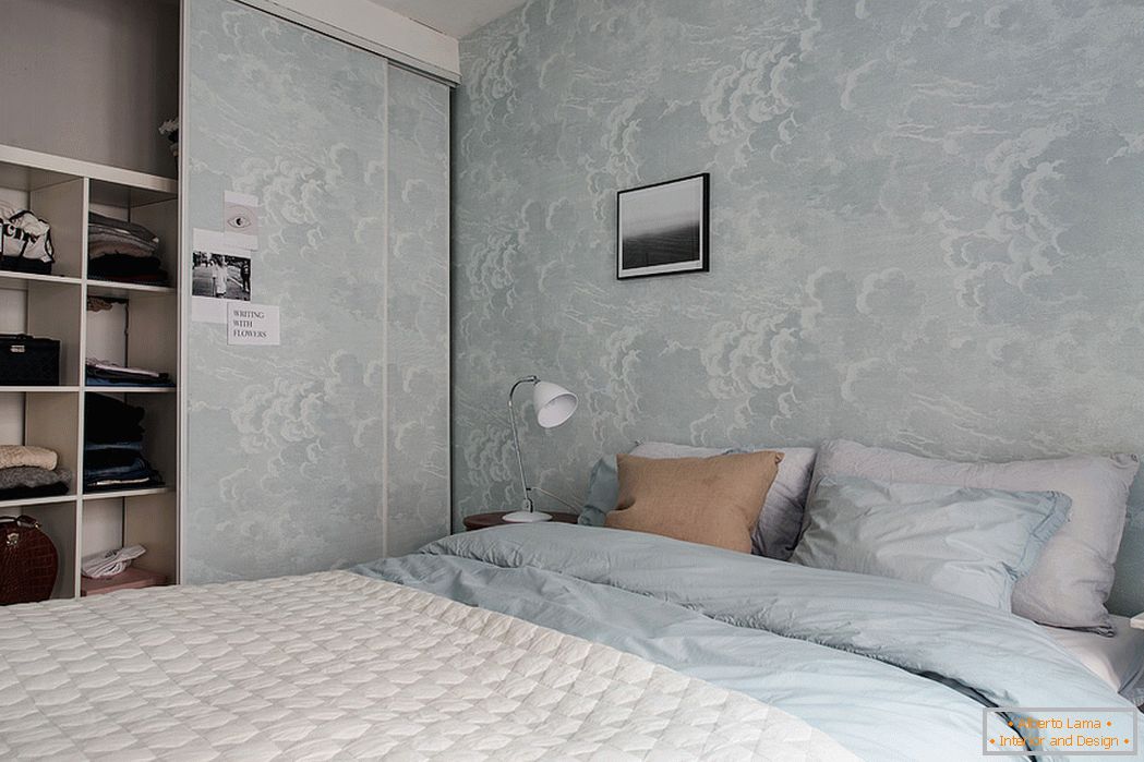 Interiér ložnice v bílých a modrých tónech