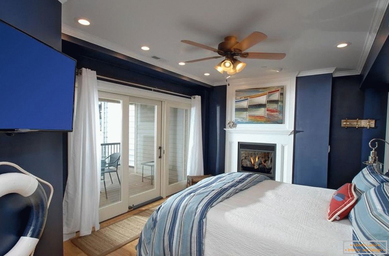 Modrý a bílý design ložnice