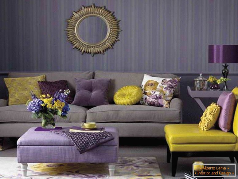 Kombinace fialových a hořčicových barev v interiéru