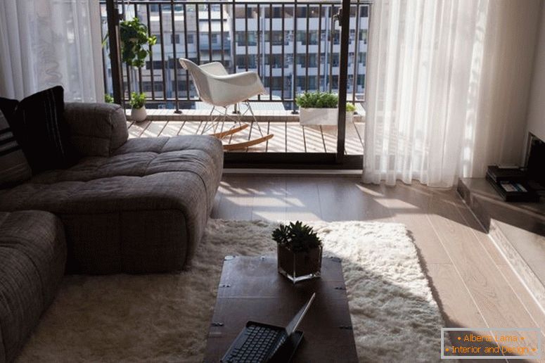 2 obývací pokoj s balkonem