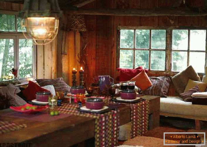 Spousta polštářů, barevné ubrusy na stolech pomohou vytvořit útulné místo v obývacím pokoji země.