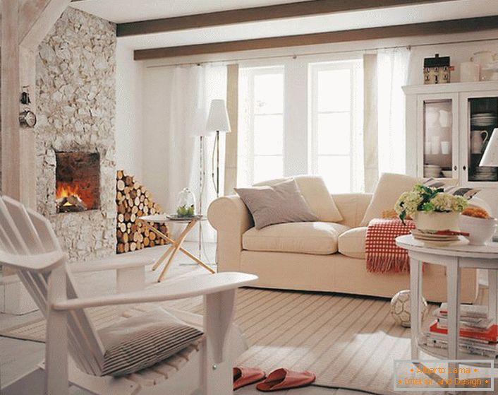 Útulný obývací pokoj ve venkovském stylu pro malý venkovský dům.