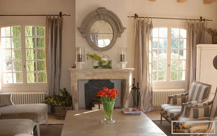 Obývací pokoj ve stylu země s romantickými poznámkami. Krásné velké okna a pohodlný bytový nábytek. Skvělý nápad pro velkou rodinu.