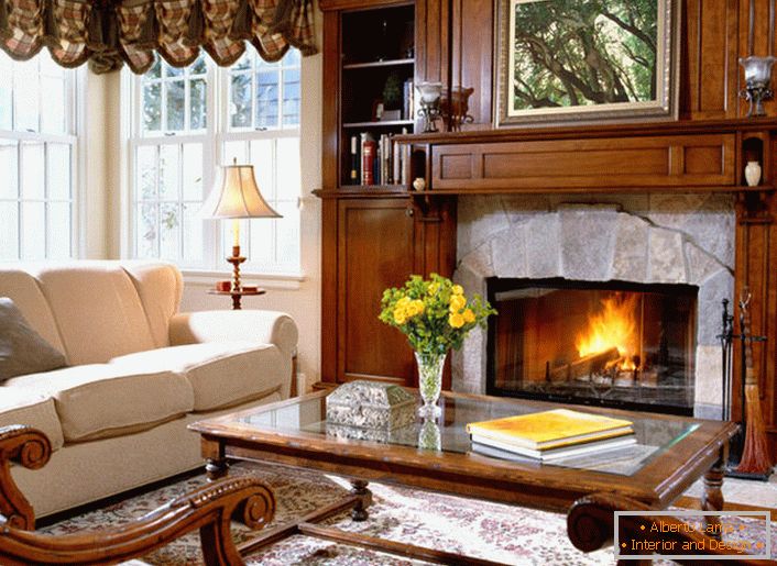 Obývací pokoj je vyroben ve stylu skandinávské země. Hrubý nábytek krbu, masivní nábytek, lakovaný