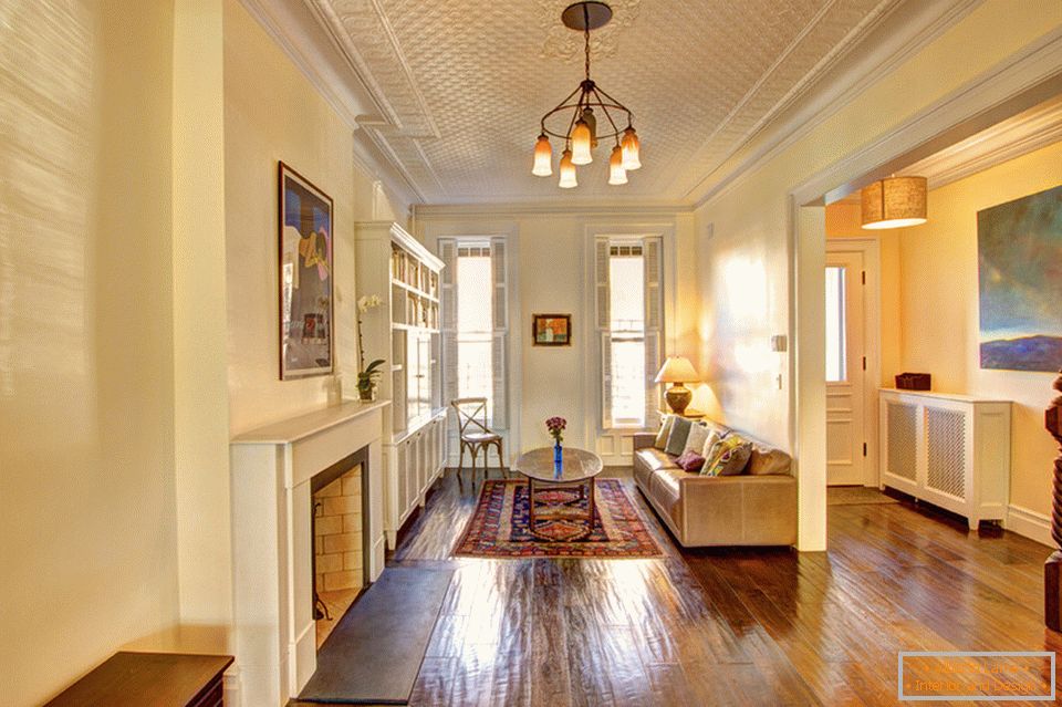 Interiér malého obývacího pokoje ve viktoriánském stylu