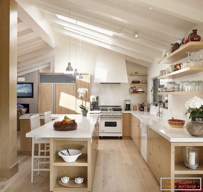 Kuchyně v podkroví je uspořádána podle požadavků skandinávského stylu. Neobvyklé uspořádání okna vynikající přístup k dennímu světlu. 