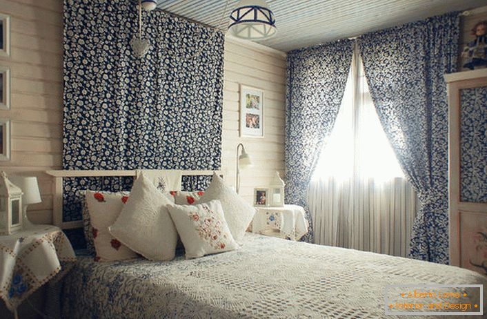 Světlý, útulný pokoj ve stylu venkovské krajiny v malém domě na jihu Španělska. Designová myšlenka je realizována pro ložnici mladé dívky.