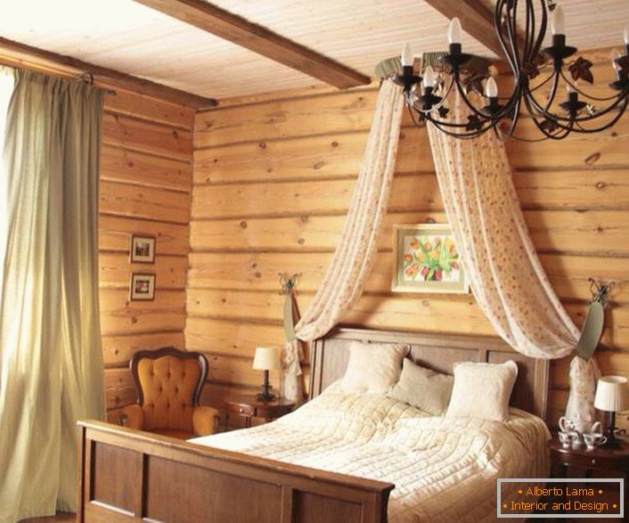 Baldachin nad postelí v ložnici v rustikálním stylu.