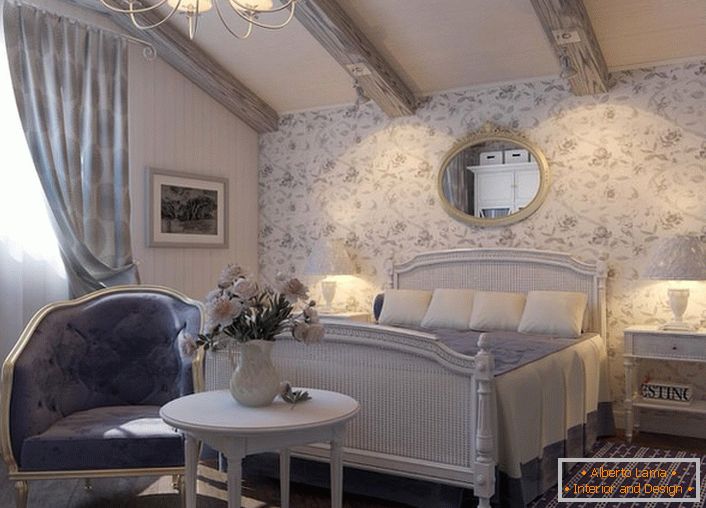 Nábytek ložnice v rustikálním stylu je harmonicky vybrán. Lustrové a noční lampičky s klasickými odstíny jsou pozoruhodné.