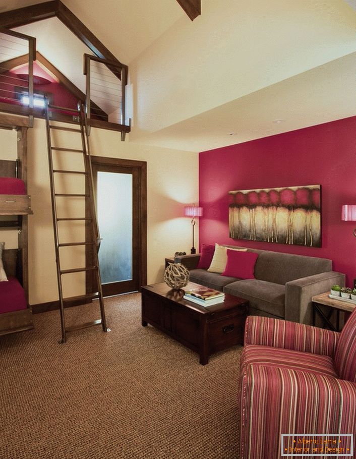 Zajímavý design ložnice v rustikálním stylu. Nejpozoruhodnější detaily interiéru mohou být nazývány dvoupodlažní dřevěnou postelí a kotvištěm, k němuž lze dosáhnout dřevěným žebříkem. Stylová místnost má tmavě fialovou barvu, která se nedá nazvat populární, pokud jde o venkovskou zemi.