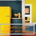 Kombinace šedé stěny a žluté chladničky