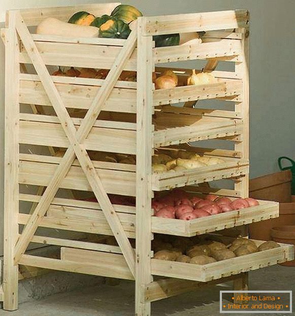Dřevěná polička pro skladování zeleniny v komoře
